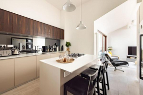 Modern Central 3 Bedroom Townhouse by Wild Roses